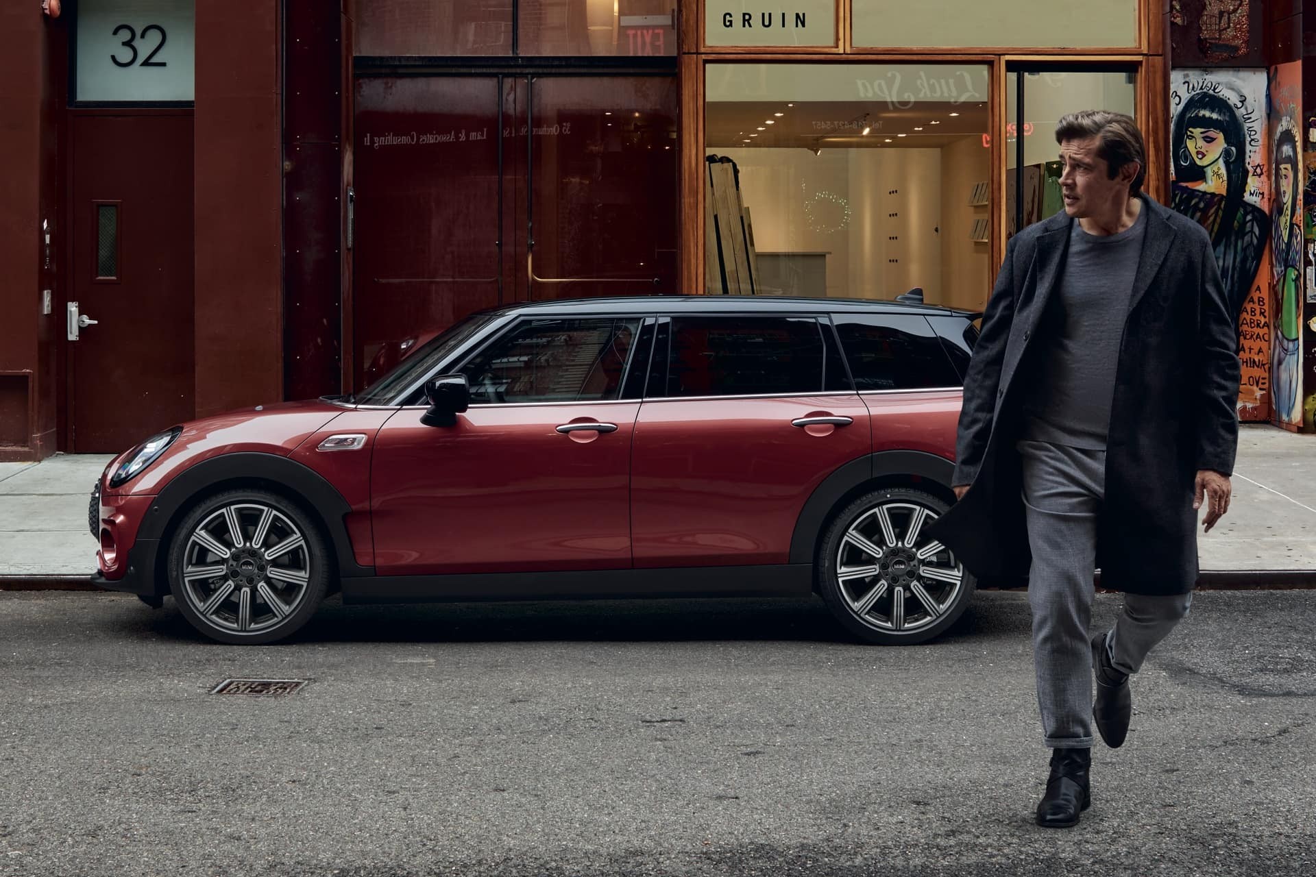 MINI Clubman – красный с черным – вид сбоку MINI Clubman – красный с черным – вид сбоку